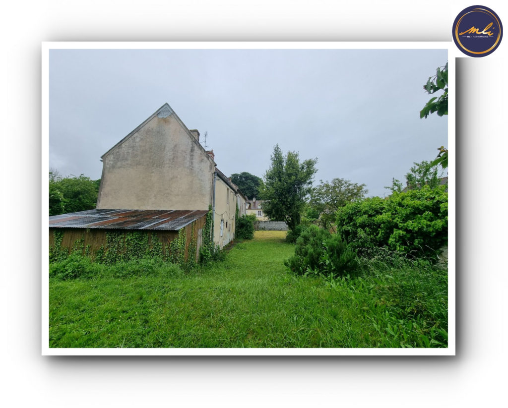 A RENOVER ENTIEREMENT- Bernières/Mer (nord de Caen- Calvados-Normandie) -Bâtiment d’habitation en pierre à 750 mètres de la mer. 2 heures 30 de Paris