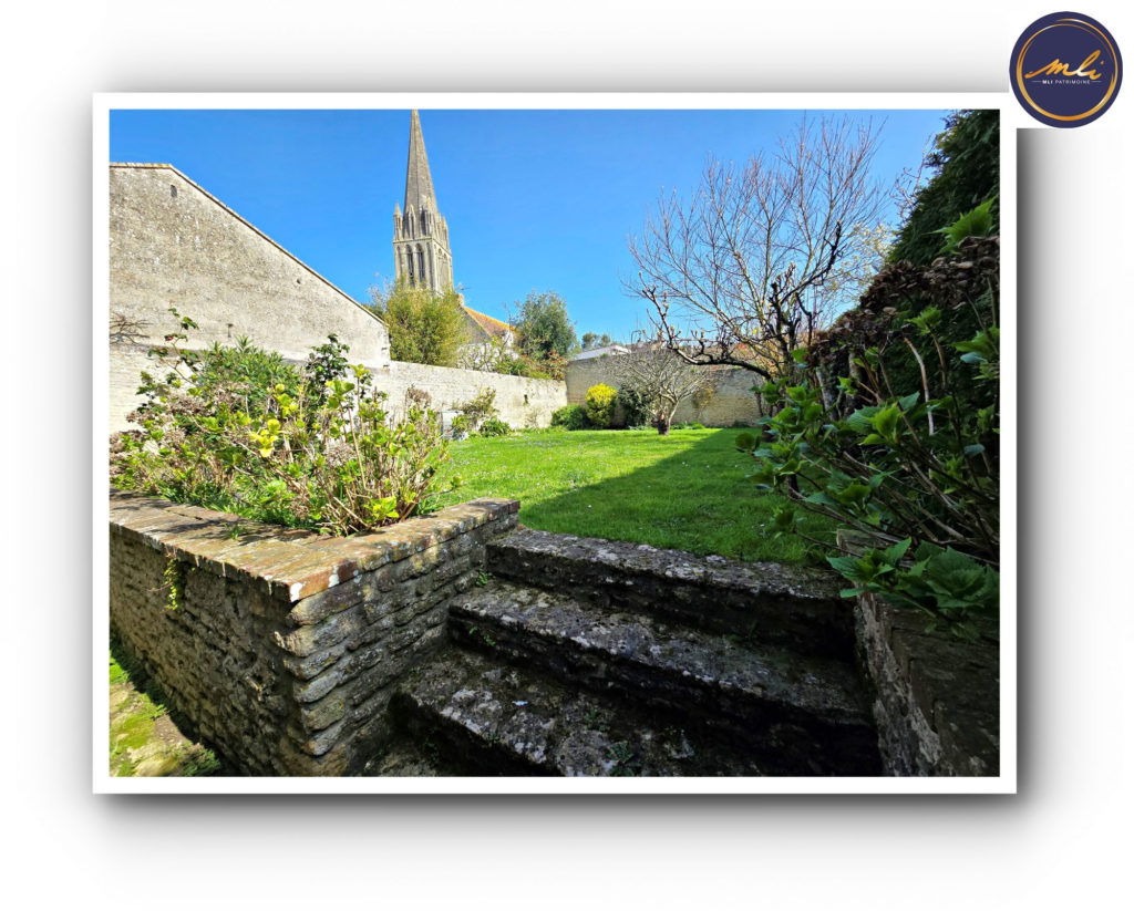 Maison de bourg en pierres avec jardin- 2 chambres- 500 mètres de la mer