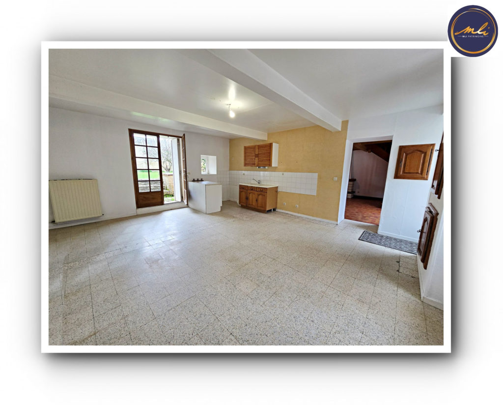 Maison de bourg en pierres avec jardin- 2 chambres- 500 mètres de la mer