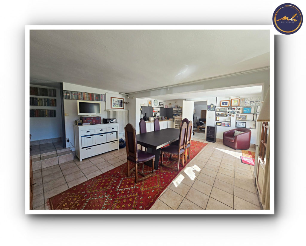 Grande maison familiale divisible en 2 logements- 5 chambres-600 mètres de la mer- Garage à bateau