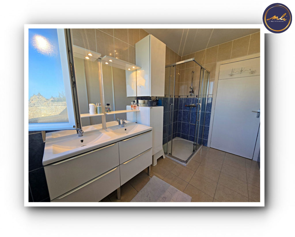 Grande maison familiale divisible en 2 logements- 5 chambres-600 mètres de la mer- Garage à bateau