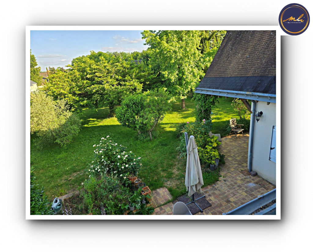Maison avec vie de plain-pied + étage + sous/sol- 5 Chambres et jardin à 10 km de Tours.