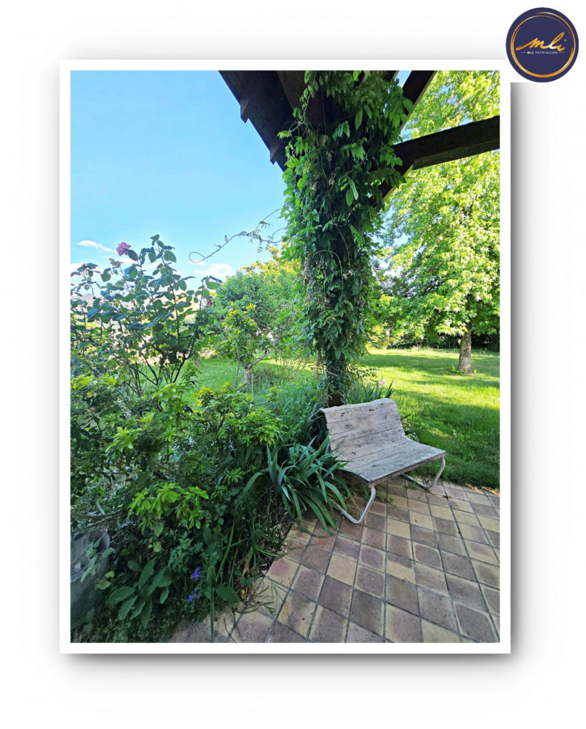 Maison avec vie de plain-pied + étage + sous/sol- 5 Chambres et jardin à 10 km de Tours.