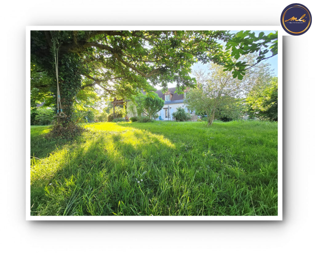 Maison avec vie de plain-pied + étage + sous/sol- 5 Chambres et jardin à 10 km de Tours.