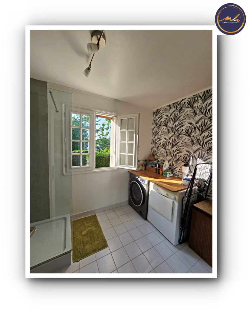 Maison avec vie de plain-pied + étage + sous/sol- 5 Chambres et jardin à 10 km de Tours.