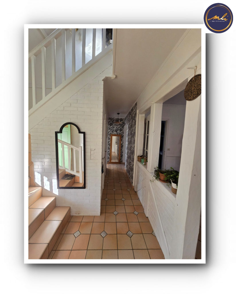 Maison avec vie de plain-pied + étage + sous/sol- 5 Chambres et jardin à 10 km de Tours.