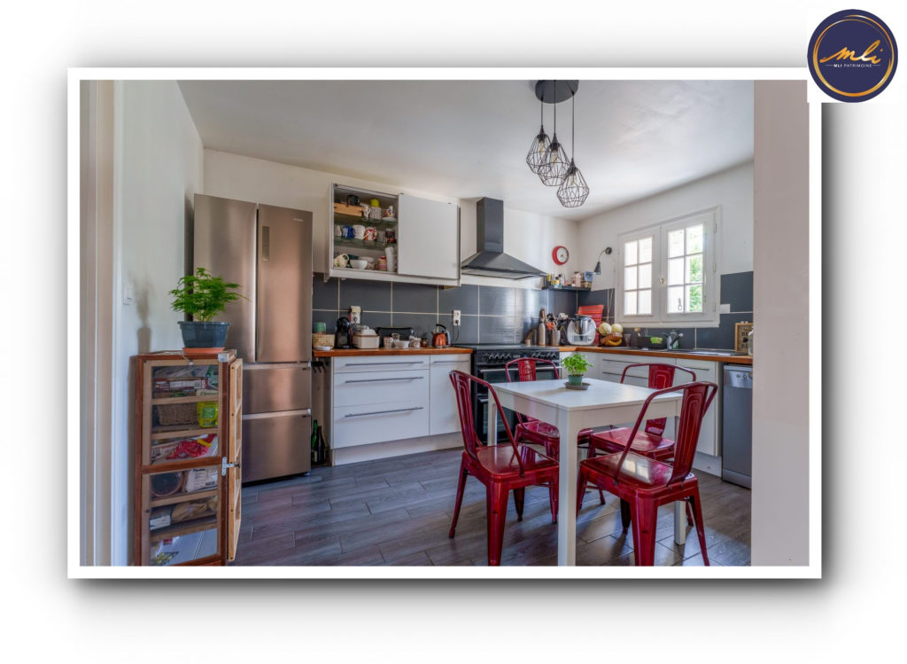 Maison avec vie de plain-pied + étage + sous/sol- 5 Chambres et jardin à 10 km de Tours.