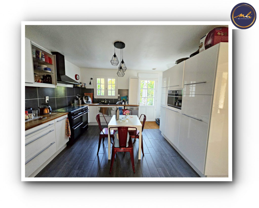 Maison avec vie de plain-pied + étage + sous/sol- 5 Chambres et jardin à 10 km de Tours.