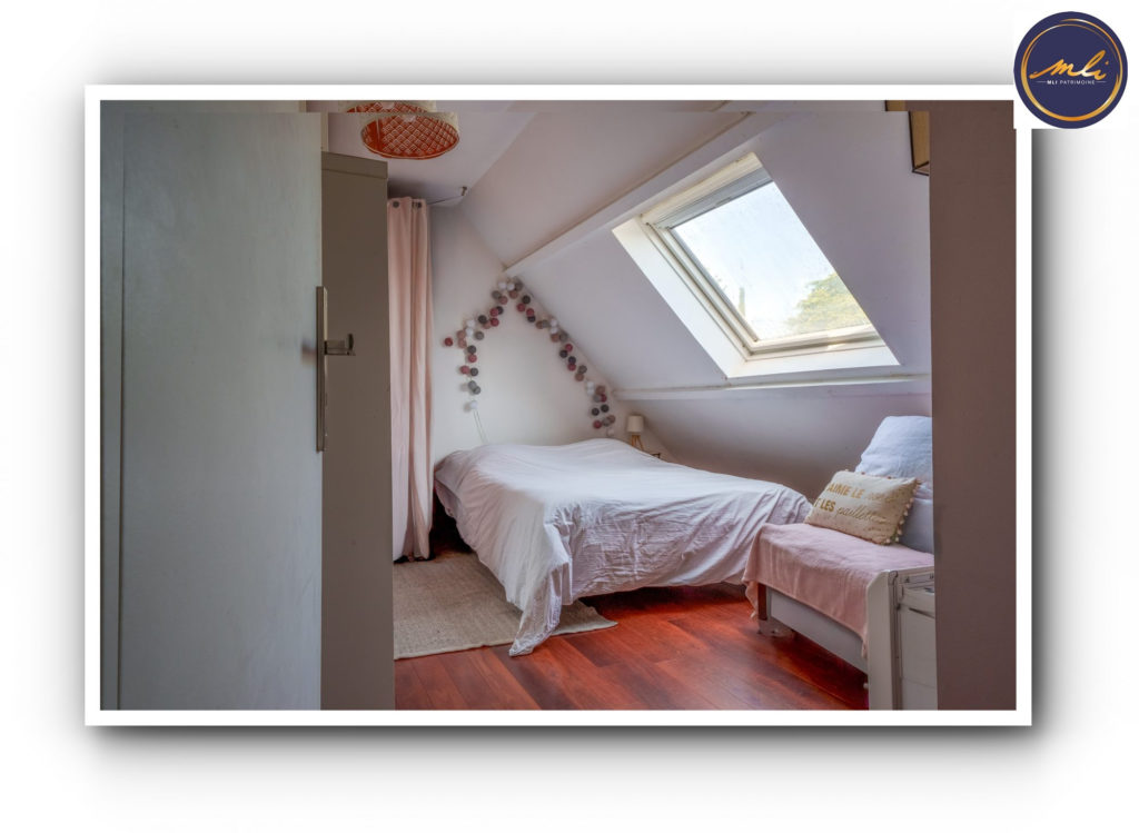 Maison avec vie de plain-pied + étage + sous/sol- 5 Chambres et jardin à 10 km de Tours.