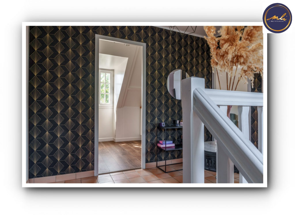 Maison avec vie de plain-pied + étage + sous/sol- 5 Chambres et jardin à 10 km de Tours.