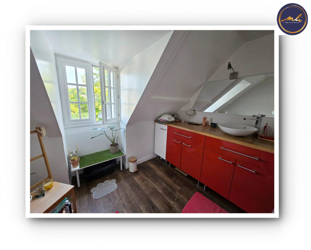 Maison avec vie de plain-pied + étage + sous/sol- 5 Chambres et jardin à 10 km de Tours.