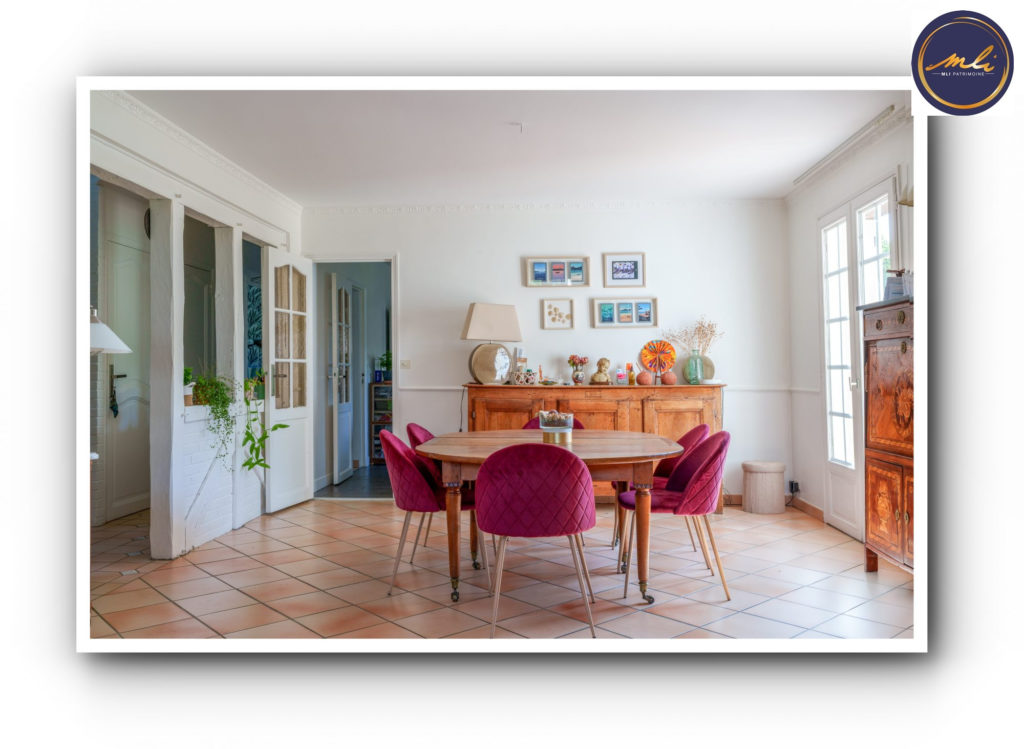 Maison avec vie de plain-pied + étage + sous/sol- 5 Chambres et jardin à 10 km de Tours.