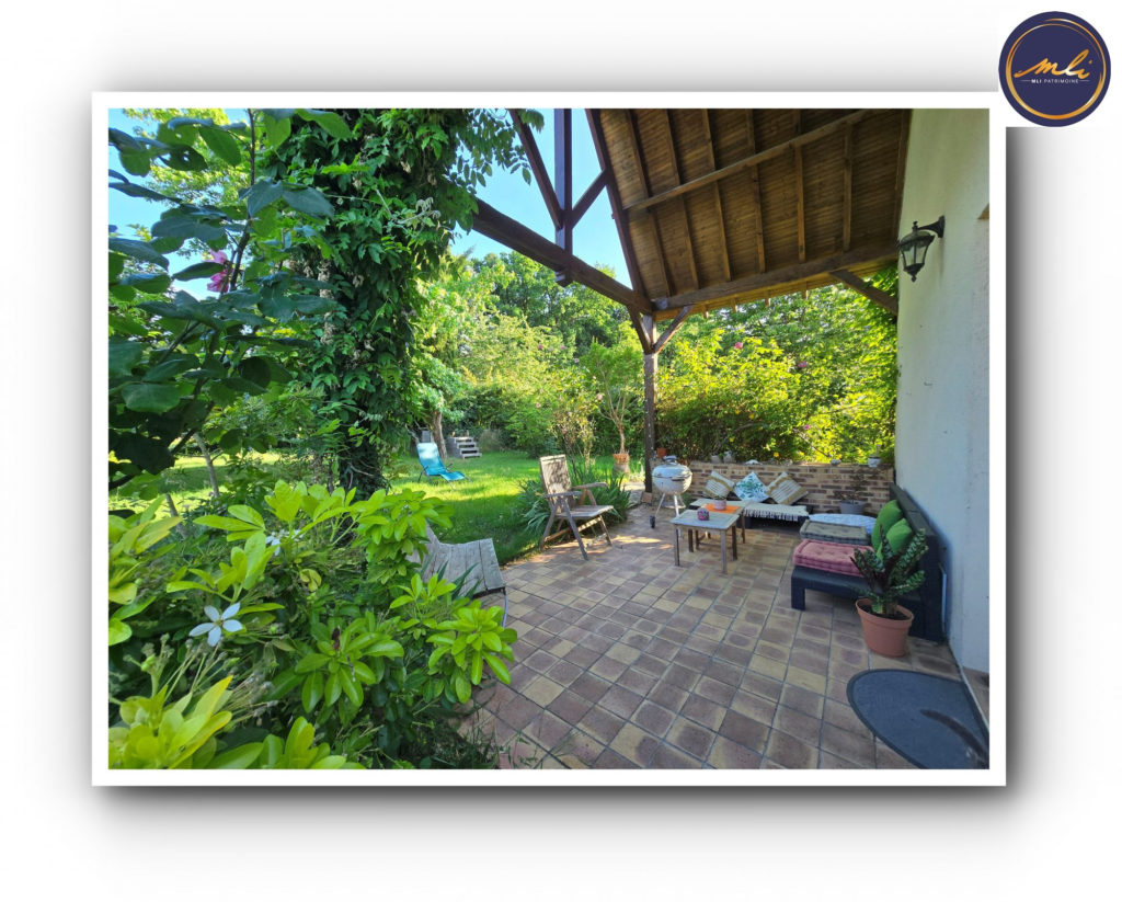 Maison avec vie de plain-pied + étage + sous/sol- 5 Chambres et jardin à 10 km de Tours.