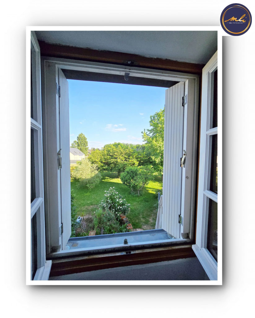 Maison avec vie de plain-pied + étage + sous/sol- 5 Chambres et jardin à 10 km de Tours.