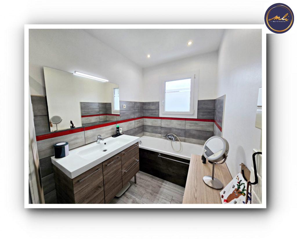 500 mètres de la MER -Maison de plain-pied- 2 chambres + sous/sol + grenier et jardin