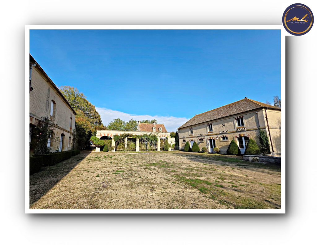 10 minutes de la MER -Ensemble immobilier avec MANOIR, maison annexe , grange et prairie