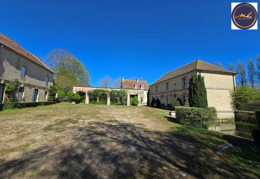 10 minutes de la MER -Ensemble immobilier avec MANOIR, maison annexe , grange et prairie