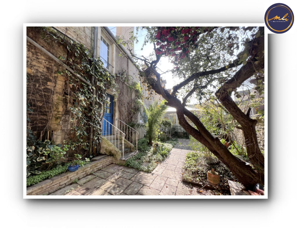 RARE -Maison Place St-Sauveur- 4 chambres-sous/sol-jardin et grand garage de 40 m²