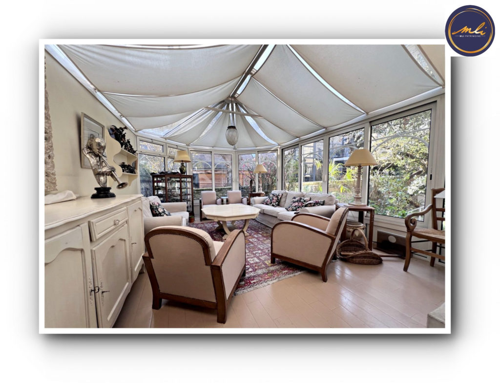 RARE -Maison Place St-Sauveur- 4 chambres-sous/sol-jardin et grand garage de 40 m²