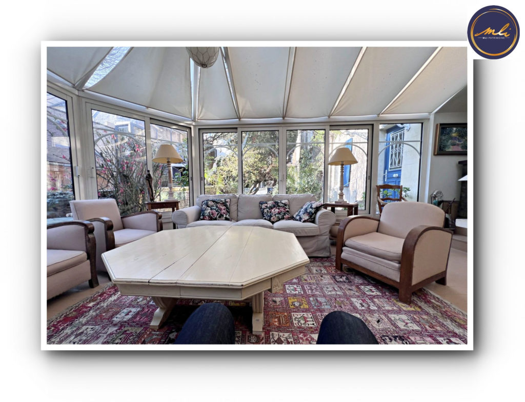 RARE -Maison Place St-Sauveur- 4 chambres-sous/sol-jardin et grand garage de 40 m²