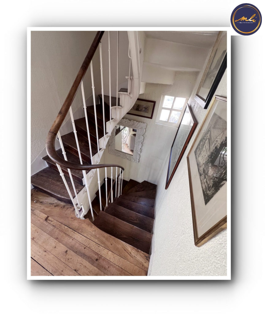 RARE -Maison Place St-Sauveur- 4 chambres-sous/sol-jardin et grand garage de 40 m²