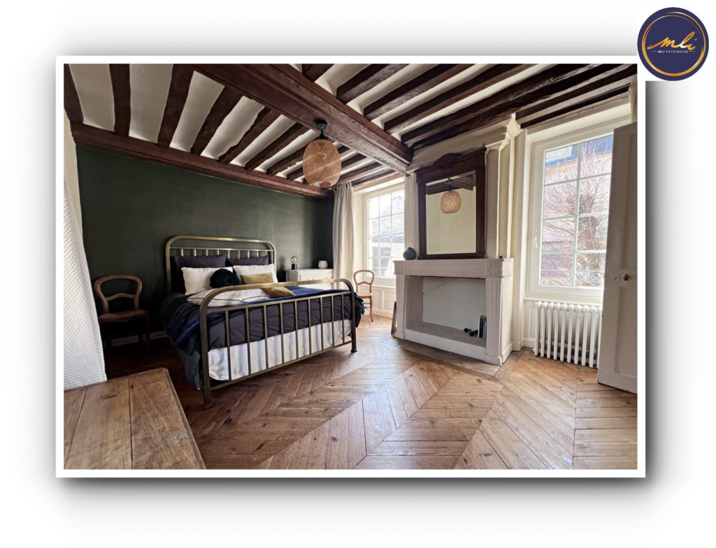 RARE -Maison Place St-Sauveur- 4 chambres-sous/sol-jardin et grand garage de 40 m²