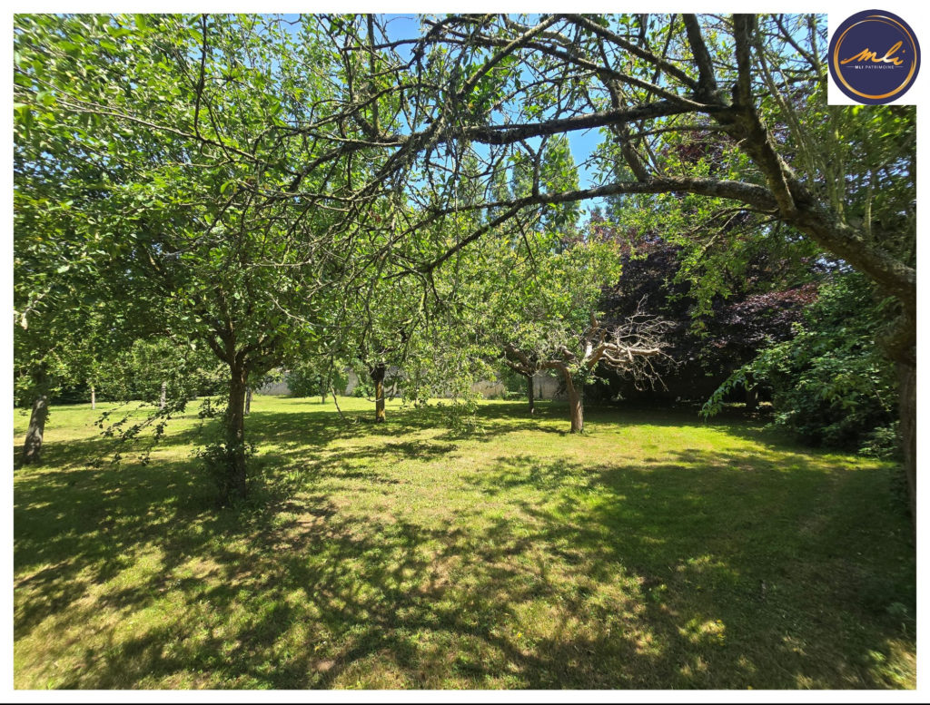 10 minutes de la MER -Ensemble immobilier A RENOVER avec MANOIR, maison annexe , grange et prairie