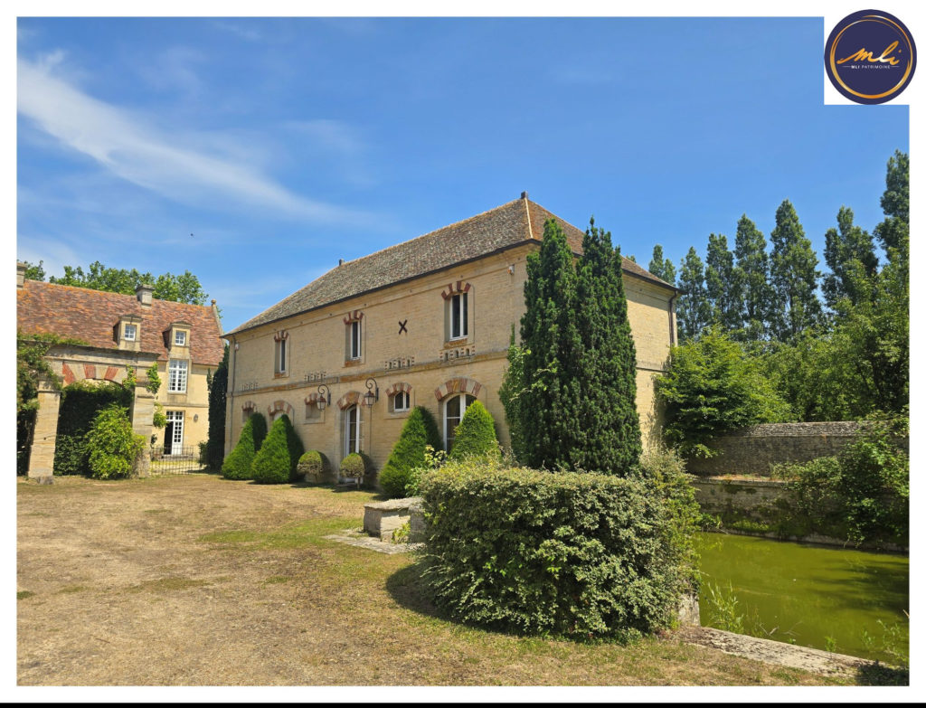 10 minutes de la MER -Ensemble immobilier A RENOVER avec MANOIR, maison annexe , grange et prairie
