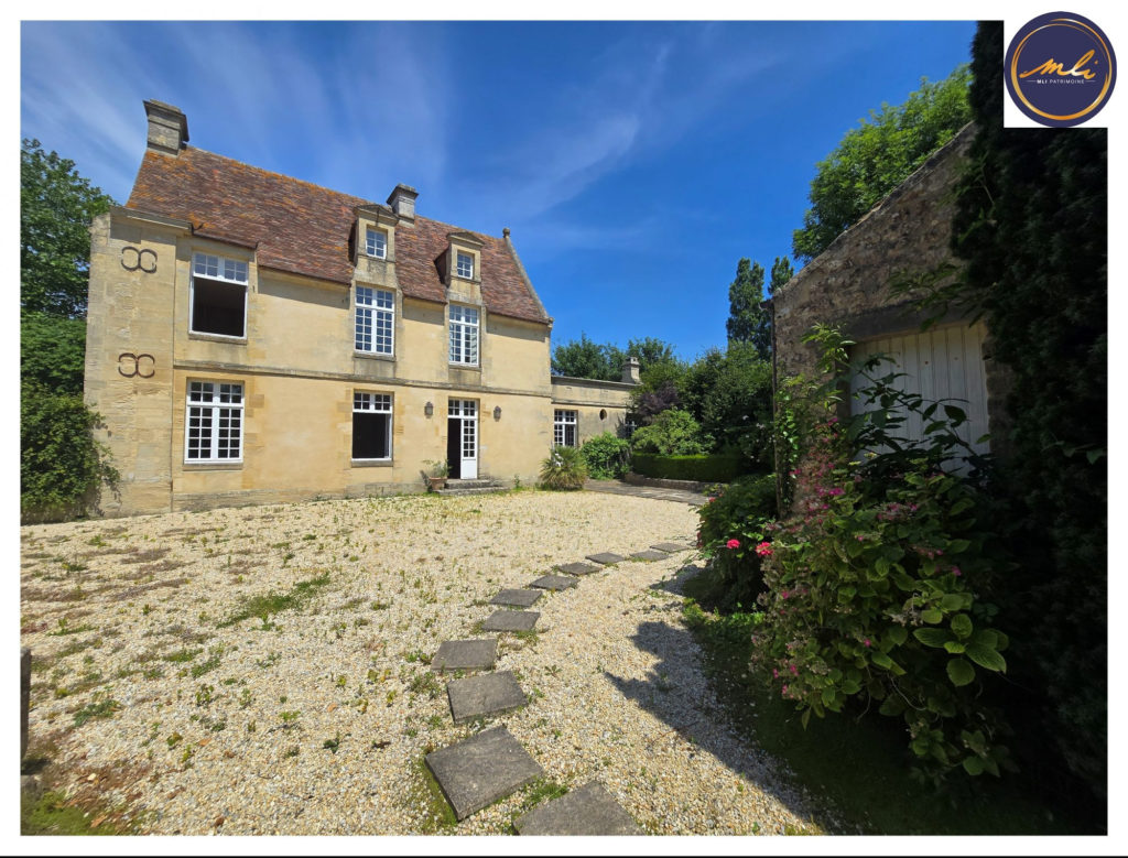 10 minutes de la MER -Ensemble immobilier A RENOVER avec MANOIR, maison annexe , grange et prairie