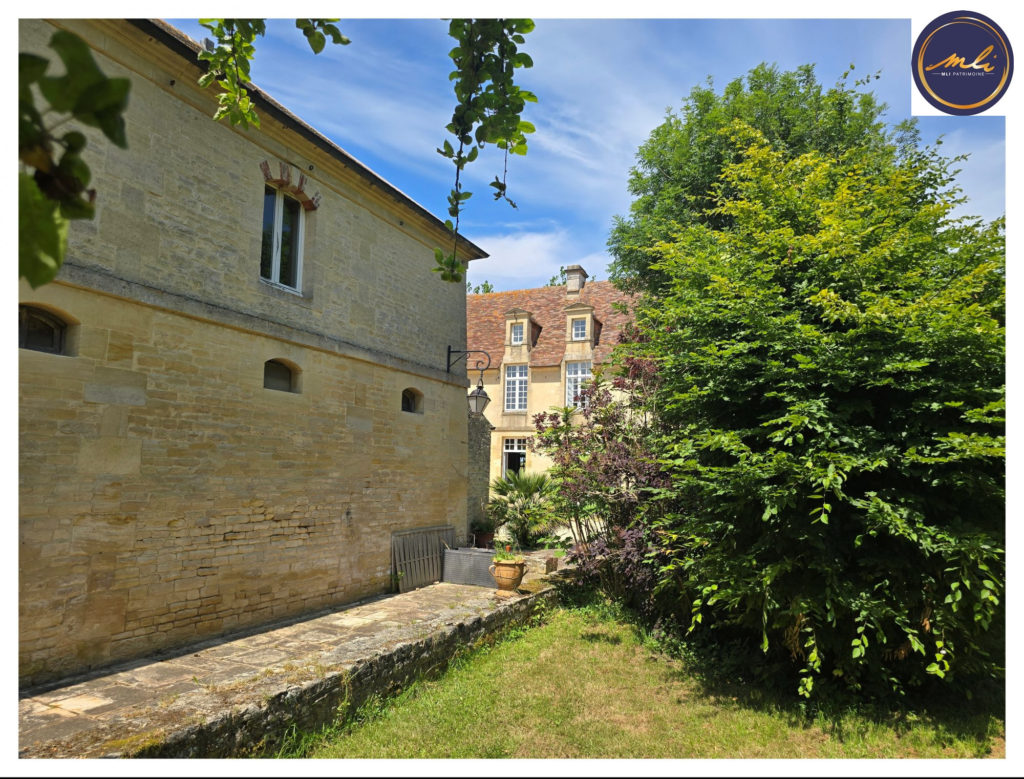10 minutes de la MER -Ensemble immobilier A RENOVER avec MANOIR, maison annexe , grange et prairie