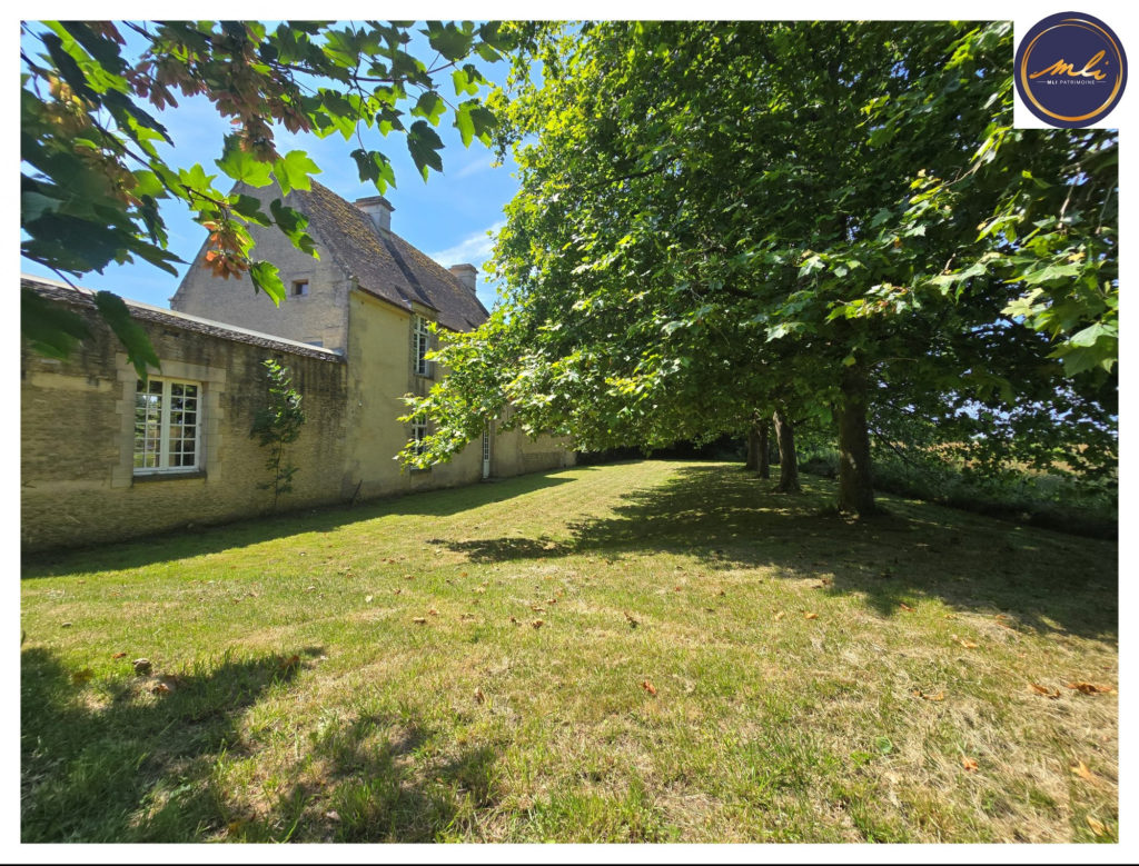 10 minutes de la MER -Ensemble immobilier A RENOVER avec MANOIR, maison annexe , grange et prairie