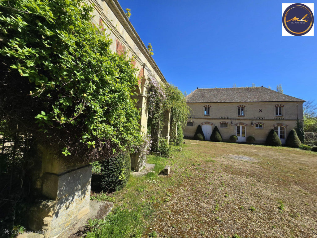10 minutes de la MER -Ensemble immobilier A RENOVER avec MANOIR, maison annexe , grange et prairie