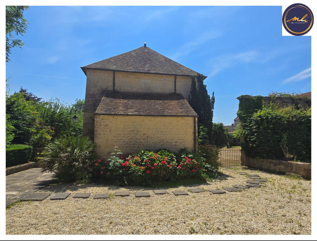 10 minutes de la MER -Ensemble immobilier A RENOVER avec MANOIR, maison annexe , grange et prairie