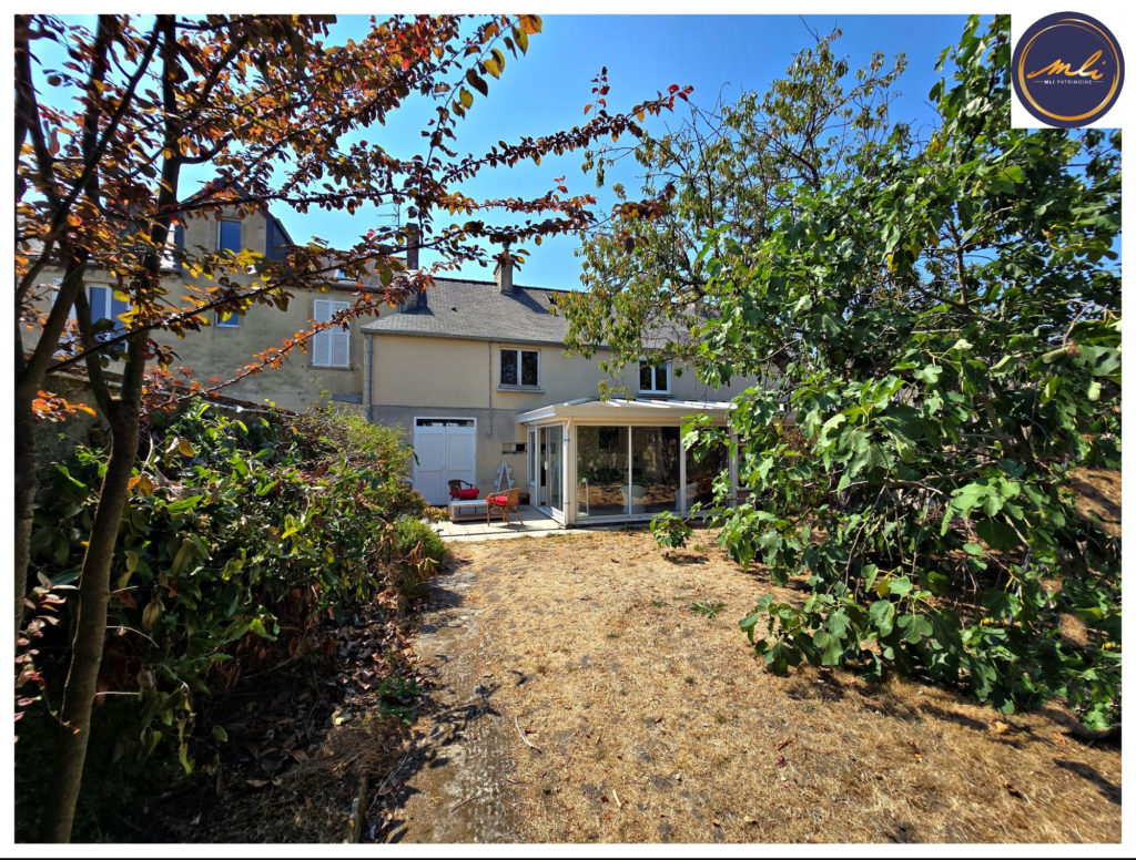 Maison de 185 m² en PIERRE XIXe- 3 chambres, jardin, garage, grenier dépendance et charme.