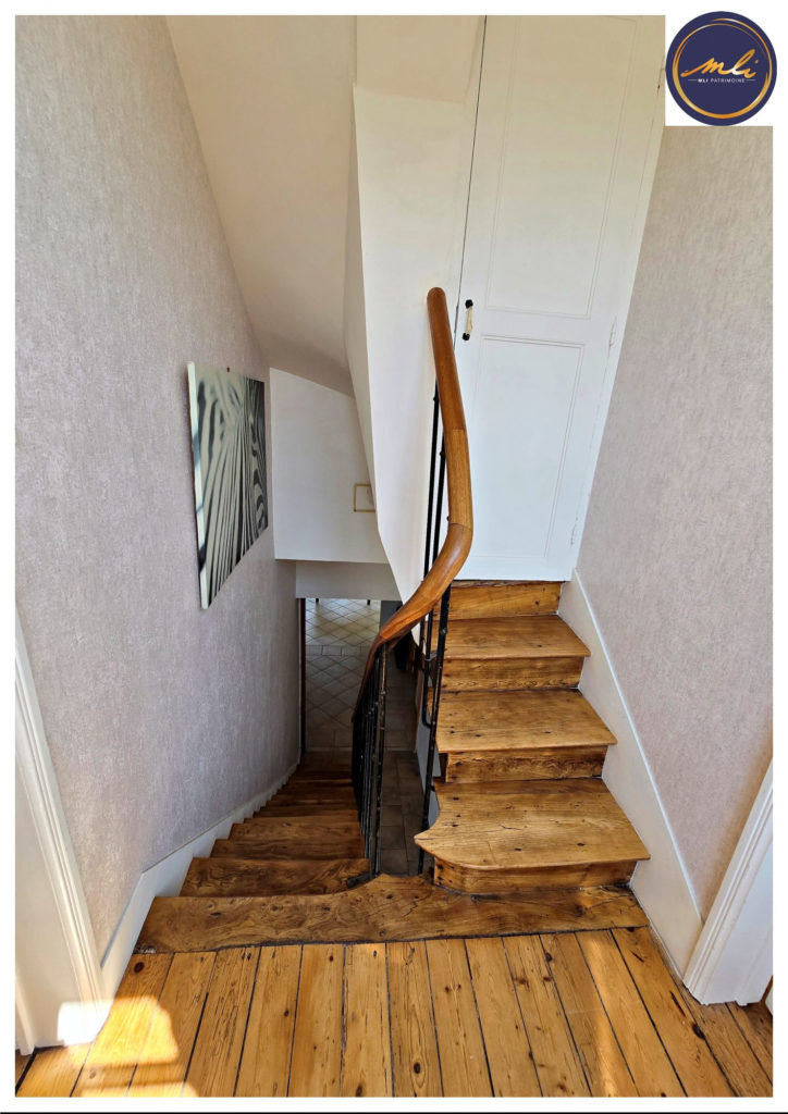 Maison de 185 m² en PIERRE XIXe- 3 chambres, jardin, garage, grenier dépendance et charme.