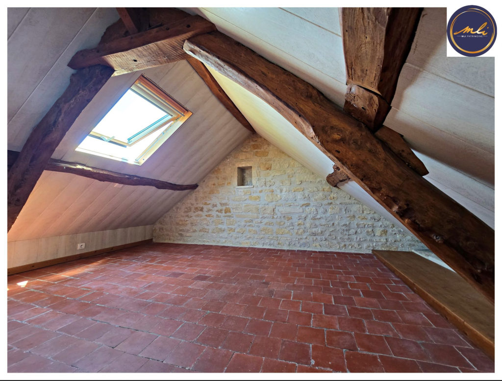 Maison de 185 m² en PIERRE XIXe- 3 chambres, jardin, garage, grenier dépendance et charme.