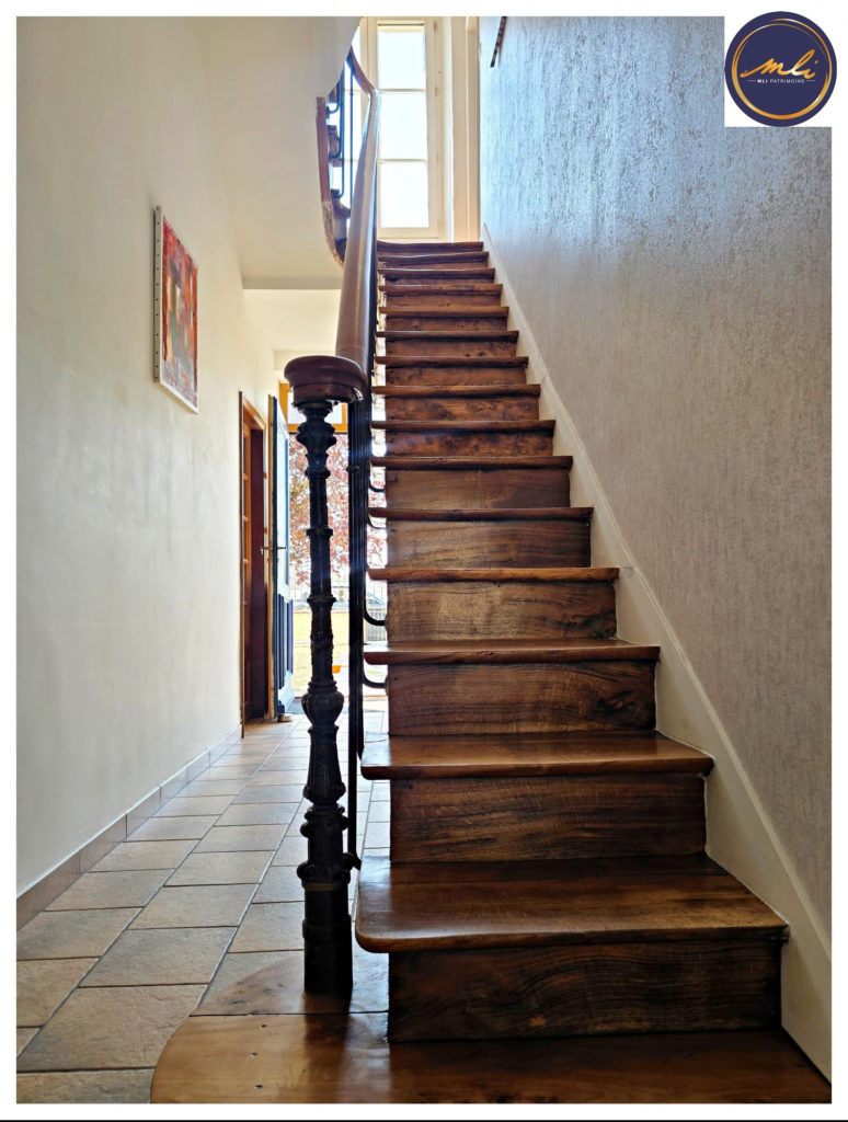 Maison de 185 m² en PIERRE XIXe- 3 chambres, jardin, garage, grenier dépendance et charme.